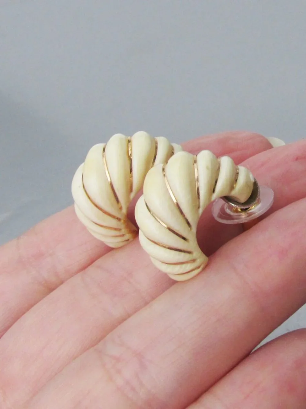 Vintage 585 14K Gold Italy Oval Carved Shrimp Post Stud Earrings